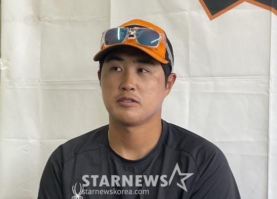 한화 채은성이 1일 한화의 스프링캠프지인 일본 오키나와의 고친다 구장에서 취재진과 만나 인터뷰를 하고 있다. /사진=양정웅 기자