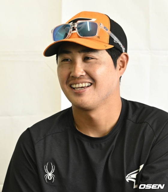 한화 채은성이 1일 한화의 스프링캠프지인 일본 오키나와의 고친다 구장에서 취재진과 만나 인터뷰를 하고 있다.