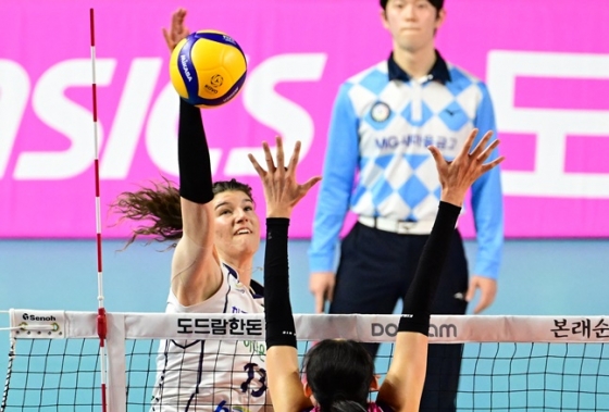 도로공사 부키리치(왼쪽)가 1일 인천 삼산월드체육관에서 열린 도드람 2023~2024 V리그 여자부 흥국생명전에서 공격을 하고 있다. /사진=KOVO