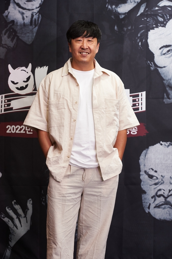 배우 현봉식이 2일 오후 온라인 생중계로 진행된 MBC 새 예능 '악카펠라' 제작발표회에 참석해 포즈를 취하고 있다. 겉모습은 거칠어도 마음은 한없이 부드러운 대한민국 최고의 악역 배우들이 아카펠라에 도전하는 상상초월 음악(惡) 예능 '악카펠라'는 오늘(2일) 첫 방송된다. /사진제공=MBC 2022.06.02