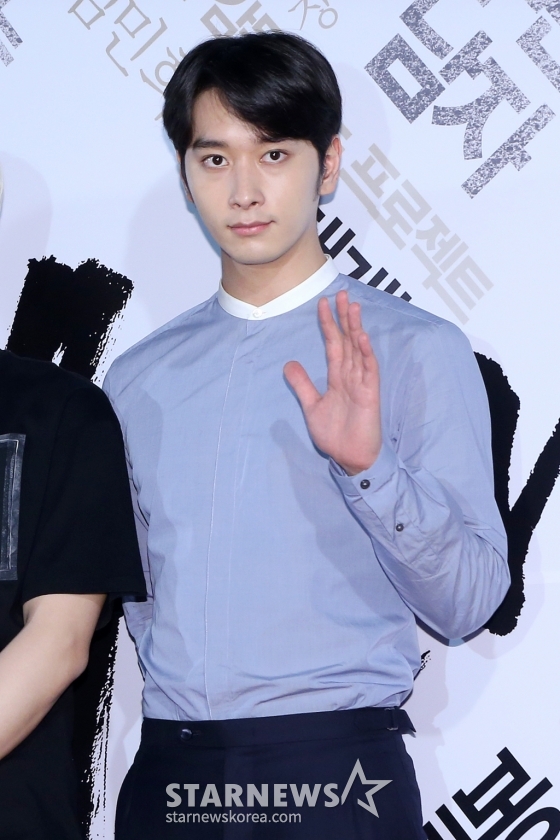 그룹 2PM 찬성이 30일 오후 서울 영등포 타임스퀘어에서 열린 영화 '우는 남자' VIP시사회에 참석해 포토타임을 갖고 있다. /사진=최부석 기자 my2eye@