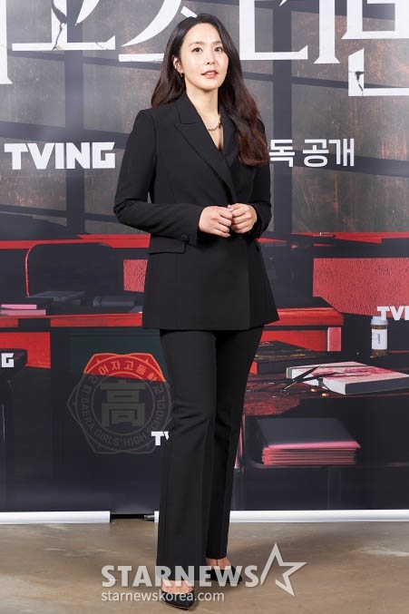 방송인 박지윤이 18일 오후 온라인으로 진행된 티빙 오리지널 '여고추리반' 제작발표회에서 포즈를 취하고 있다. <사진=티빙>