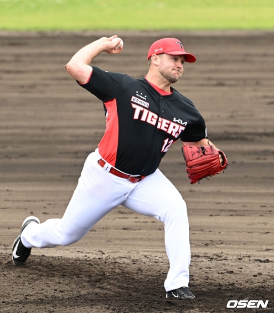 KIA 크로우가 3일 일본 오키나와현 구시카와 야구장에서 열린 2024 KBO 리그 스프링캠프 연습경기에서 투구하고 있다.