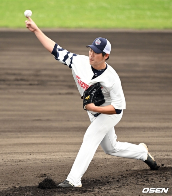롯데 선발 이인복이 3일 일본 오키나와현 구시카와 야구장에서 열린 KIA 타이거즈와 2024 KBO 리그 스프링캠프 연습경기에서 투구하고 있다.
