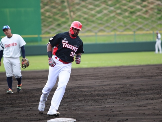 KIA 소크라테스가 3일 일본 오키나와현 구시카와 야구장에서 열린 롯데 자이언츠와 2024 KBO 리그 스프링캠프 연습경기에서 4회 초 우월 2점 홈런을 터트리고 그라운드를 돌고 있다. /사진=KIA 타이거즈 제공