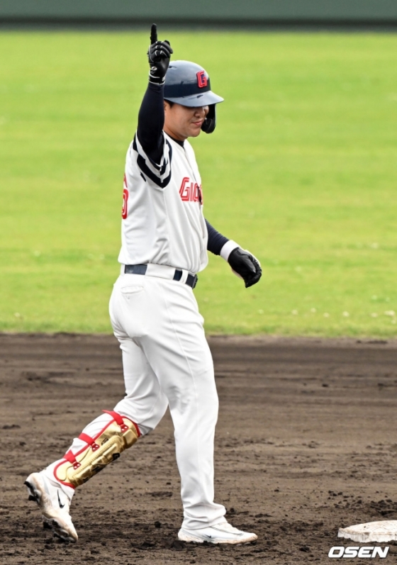 롯데 김민성이 3일 일본 오키나와현 구시카와 야구장에서 열린 KIA 타이거즈와 2024 KBO 리그 스프링캠프 연습경기에서 6회 말 2타점 2루타를 터트리고 세리머니를 하고 있다.