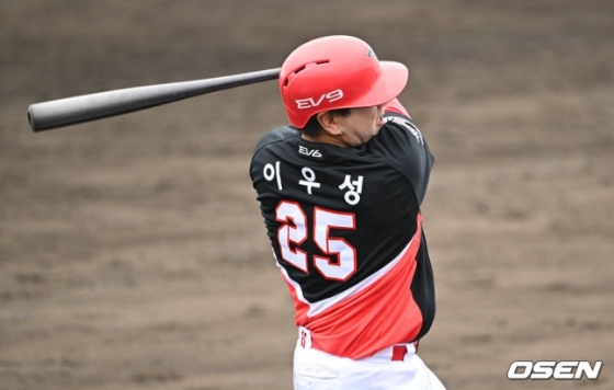 KIA 이우성이 3일 일본 오키나와현 구시카와 야구장에서 열린 롯데 자이언츠와 2024 KBO 리그 스프링캠프 연습경기에서 8회 초 적시타를 터트리고 있다.