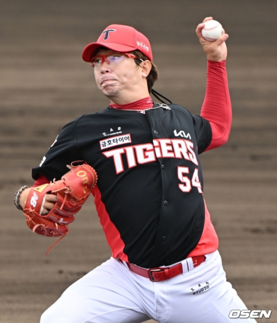 KIA 양현종이 3일 일본 오키나와현 구시카와 야구장에서 열린 롯데 자이언츠와 2024 KBO 리그 스프링캠프 연습경기에서 투구하고 있다.