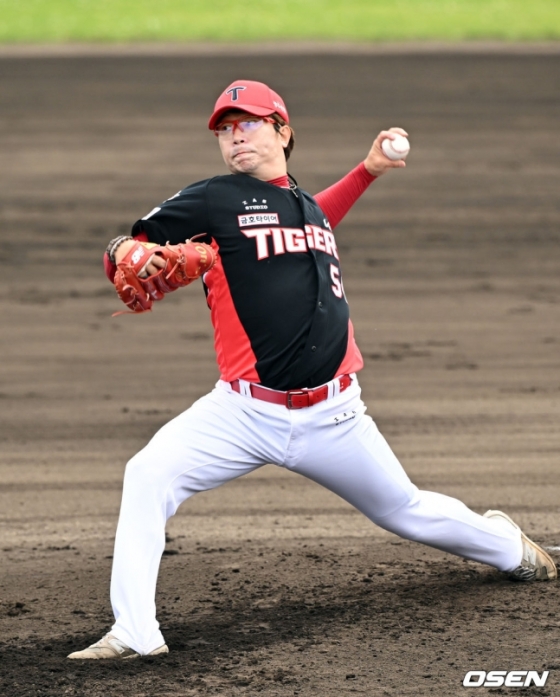 KIA 양현종이 3일 일본 오키나와현 구시카와 야구장에서 열린 롯데 자이언츠와 2024 KBO 리그 스프링캠프 연습경기에서 투구하고 있다.