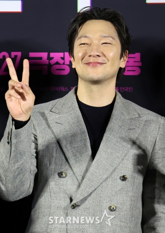 (서울=뉴스1) 김진환 기자 = 배우 손석구가 4일 서울 광진구 아차산로 롯데시네마 건대입구에서 열린 영화 ‘댓글부대’ 제작보고회에 참석해 포즈를 취하고 있다. ‘댓글부대’는 대기업에 관한 기사를 쓴 후 정직당한 기자 임상진에게 온라인 여론을 조작했다는 익명의 제보자가 나타나면서 벌어지는 이야기를 다룬 영화로 오는 27일 개봉한다. 2024.3.4/뉴스1 Copyright (C) 뉴스1. All rights reserved. 무단 전재 및 재배포, AI학습 이용 금지. /사진=(서울=뉴스1) 김진환 기자