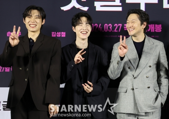 (서울=뉴스1) 김진환 기자 = 배우 김성철(왼쪽부터), 김동휘, 손석구가 4일 서울 광진구 아차산로 롯데시네마 건대입구에서 열린 영화 ‘댓글부대’ 제작보고회에 참석해 포즈를 취하고 있다. ‘댓글부대’는 대기업에 관한 기사를 쓴 후 정직당한 기자 임상진에게 온라인 여론을 조작했다는 익명의 제보자가 나타나면서 벌어지는 이야기를 다룬 영화로 오는 27일 개봉한다. 2024.3.4/뉴스1 Copyright (C) 뉴스1. All rights reserved. 무단 전재 및 재배포, AI학습 이용 금지. /사진=(서울=뉴스1) 김진환 기자
