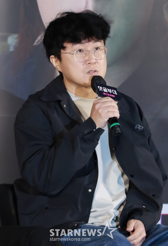 안국진 감독이 4일 오전 서울 광진구 롯데시네마 건대입구점에서 진행된 영화 '댓글부대'(감독 안국진) 제작발표회에 참석해 질문에 답하고 있다.  대기업에 대한 기사를 쓴 기자 임상진이 온라인 여론을 조작한다는 익명 제보자의 충격적인 메시지를 받고 벌어지는 범죄 드라마 '댓글부대'는 오는 27일 개봉한다. /2024.03.04 /사진=이동훈