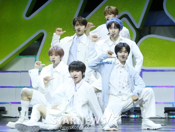그룹 NCT WISH(엔시티 위시)가 4일 오후 서울 용산구 블루스퀘어에서 진행된 데뷔 싱글 'WISH' 발매 기념 쇼케이스에 참석해 멋진 무대를 선보이고 있다. 타이틀 곡 'WISH'는 올드스쿨 힙합을 기반으로 한 미디엄 템포의 댄스 곡으로, 다이내믹하고 파워풀한 구성의 안무와 소원을 비는 포인트 제스처 등이 어우러진 퍼포먼스는 곡의 분위기와 어울리는 힘차고 패기 넘치는 매력을 느낄 수 있어 많은 사랑을 받고 있다. 2024.03.04 /사진=김창현 기자