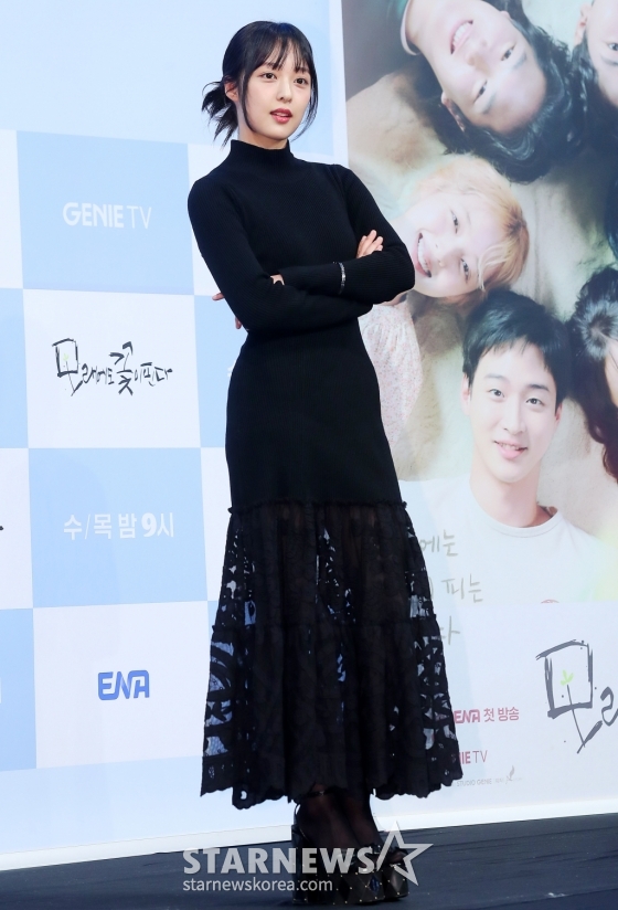 배우 김보라가 20일 오후 서울 신도림동 디큐브시티 더세인트에서 진행된 ENA 수목드라마 '모래에도 꽃이 핀다' 제작발표회에 참석해 포즈를 취하고 있다. '모래에도 꽃이 핀다'는 20년째 떡잎인 씨름 신동 김백두(장동윤 분)와 소싯적 골목대장 오유경(이주명 분)이 다시 만나며 벌어지는 청춘 성장 로맨스다. 2023.12.20 /사진=김창현