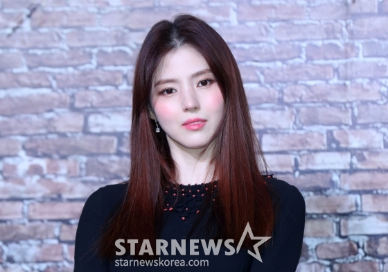 [서울=뉴시스] 김혜진 기자 = 배우 한소희가 19일 오전 서울 용산구 레이어20 스튜디오에서 열린 넷플릭스 시리즈 '경성크리처' 제작발표회에서 포즈를 취하고 있다. '경성크리처'는 시대의 어둠이 가장 짙었던 1945년 봄, 생존이 전부였던 두 청춘이 탐욕 위에 탄생한 괴물과 맞서는 이야기다. 오는 22일 파트1 공개. 2023.12.19. jini@newsis.com /사진=김혜진