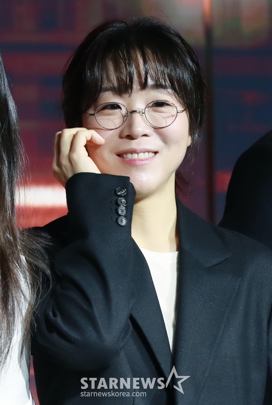 김희진 감독이 27일 오전 서울 마포구 호텔 나루 서울 엠겔러리에서 진행된 넷플릭스 영화 '로기완' 제작보고회에 참석해 포즈를 취하고 있다. 삶의 마지막 희망을 안고 벨기에에 도착한 탈북자 기완과 삶의 이유를 잃어버린 여자 마리가 서로에게 이끌리듯 빠져드는 이야기를 그린 영화 '로기완'은 3월 1일 공개된다. /2024.02.27 /사진=이동훈