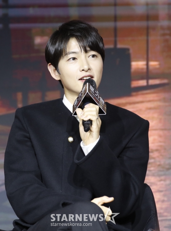 (서울=뉴스1) 권현진 기자 = 배우 송중기가 27일 서울 마포구 호텔 나루 서울 엠갤러리에서 열린 넷플릭스 영화 '로기완’ 제작보고회에서 인사말을 하고 있다. '로기완'은 삶의 마지막 희망을 안고 벨기에에 도착한 탈북자 기완과 삶의 이유를 잃어버린 여자 마리가 서로에게 이끌리듯 빠져드는 이야기를 그린 작품이다. 2024.2.27/뉴스1 Copyright (C) 뉴스1. All rights reserved. 무단 전재 및 재배포, AI학습 이용 금지. /사진=(서울=뉴스1) 권현진 기자