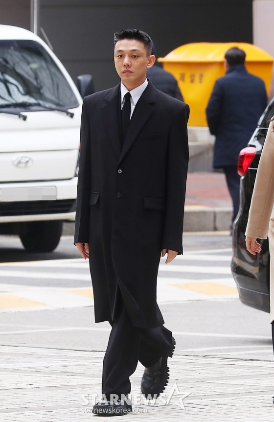 마약류 관리에 관한 법률 위반(향정) 등 혐의로 기소된 배우 유아인(본명 엄홍식)이 5일 오후 서울 서초구 중앙지법에서 열린 공판에 출석하고 있다.  유아인은 지난해 10월 프로포폴 상습 투약, 타인 명의 수면제 불법 처방 매수, 대마흡연 및 교사, 증거인멸교사 등 혐의로 불구속 기소됐다. 2024.03.05 /사진=김창현