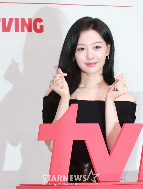 배우 김지원이 7일 오전 서울 라마다신도림 호텔에서 진행된 tvN 토일드라마 '눈물의 여왕' 제작발표회에 참석해 포즈를 취하고 있다.  퀸즈 그룹 재벌 3세인 '백화점의 여왕' 홍해인과 용두리 이장 아들인 '슈퍼마켓 왕자' 백현우 3년차 부부의 아찔한 위기와 기적처럼 다시 시작되는 사랑 이야기 '눈물의 여왕'은 오는 9일 첫 방송된다. /2024.03.07 /사진=이동훈 기자