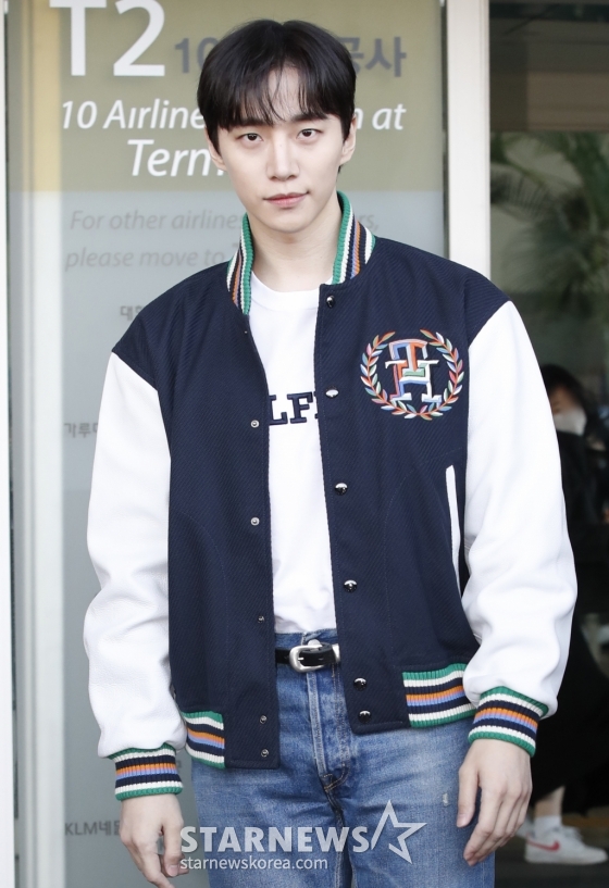 (인천공항=뉴스1) 권현진 기자 = 배우 이준호가 8일 인천국제공항 2터미널에 도착해 미국 뉴욕으로 출국하기 전 인사를 하고 있다. 2024.2.8/뉴스1 Copyright (C) 뉴스1. All rights reserved. 무단 전재 및 재배포, AI학습 이용 금지. /사진=(인천공항=뉴스1) 권현진 기자