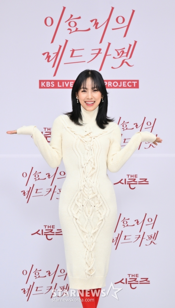 가수 이효리가 1일 5일 오전 온라인으로 진행된 음악쇼 '더 시즌즈-이효리의 레드카펫' 온라인 제작발표회에 앞서 포즈를 취하고 있다. /사진제공=KBS 2024.01.05 /사진=이동훈 기자