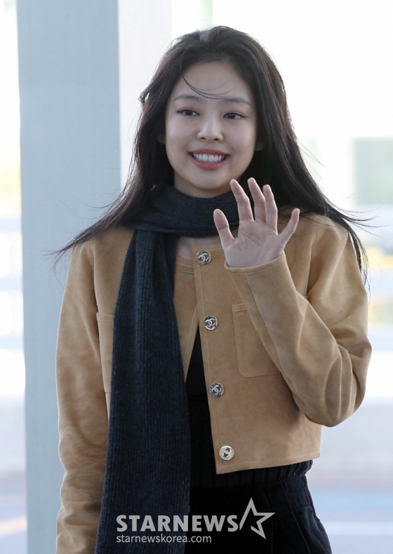 (인천공항=뉴스1) 박정호 기자 = 블랙핑크(BLACKPINK) 제니가 샤넬 컬렉션 쇼 참석 차 프랑스 파리로 출국하기 위해 2일 인천국제공항에 도착해 이동하고 있다. 2024.3.2/뉴스1 Copyright (C) 뉴스1. All rights reserved. 무단 전재 및 재배포, AI학습 이용 금지. /사진=(인천공항=뉴스1) 박정호 기자