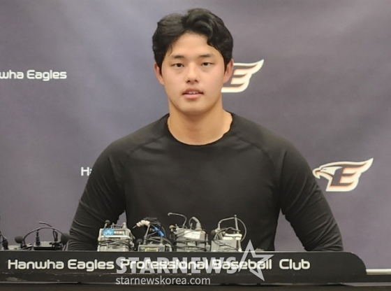 한화 이글스 투수 문동주가 7일 대전 한화생명이글스파크에서 열린 구단 자체 청백전을 마치고 인터뷰를 하고 있다. /사진=김진경 대기자/사진=안호근 기자