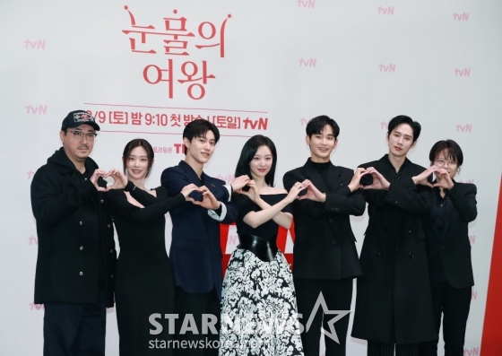 장영우 감독, 배우 이주빈, 곽동연, 김지원, 김수현, 박성훈, 김희원 감독이 7일 오전 서울 라마다신도림 호텔에서 진행된 tvN 토일드라마 '눈물의 여왕' 제작발표회에 참석해 포즈를 취하고 있다. 퀸즈 그룹 재벌 3세인 '백화점의 여왕' 홍해인과 용두리 이장 아들인 '슈퍼마켓 왕자' 백현우 3년차 부부의 아찔한 위기와 기적처럼 다시 시작되는 사랑 이야기 '눈물의 여왕'은 오는 9일 첫 방송된다. /2024.03.07 /사진=이동훈 기자
