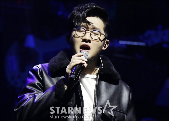 R&B 혼성그룹 어반자카파 박용인이 27일 오후 서울 서대문구 이화여자대학교 삼성홀에서 진행된 정규 5집 앨범 '05' 발매 기념 쇼케이스에서 멋진 무대를 선보이고 있다. '05'에는 더블 타이틀 곡 '이 밤이 특별해진 건', '뜻대로'를 비롯해 '비틀비틀', '혼자', '목요일 밤', '나쁜 연애', '허우적허우적', '비가 내린다', '그때의 나, 그때의