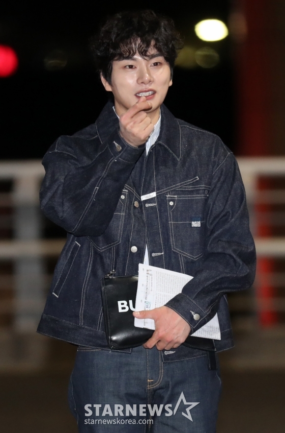 배우 이이경이 드라마 '내 남편과 결혼해줘' 포상휴가 차 10일 오전 인천국제공항을 통해 출국하고 있다. 2024.03.10 /사진=임성균