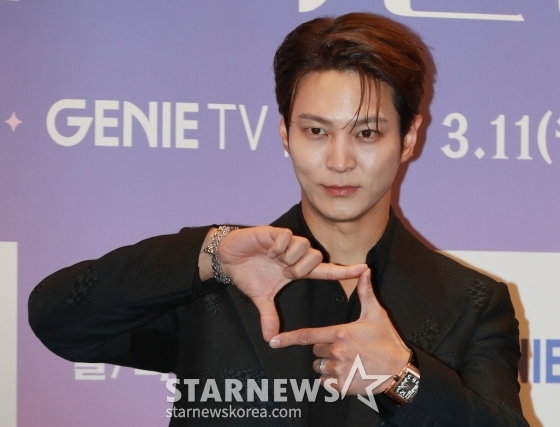 배우 주원이 11일 오후 서울 마포구 상암동 스탠포드 호텔에서 진행된 지니TV 새 드라마 '야한 사진관' 제작발표회에 참석해 포즈를 취하고 있다. 오직 죽은 자들을 위해 존재하는 귀객 전문 사진관의 까칠한 사진사와 열혈 변호사가 서늘한 밤 손님들과 생과 사를 오가며 펼치는 아찔하고도 기묘한 이야기 '야한 사진관'은 오늘(11일) 첫 방송된다. /2024.03.11 /사진=이동훈