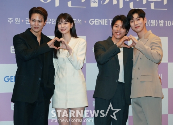 배우 주원, 권나라, 음문석, 유인수가 11일 오후 서울 마포구 상암동 스탠포드 호텔에서 진행된 지니TV 새 드라마 '야한 사진관' 제작발표회에 참석해 포즈를 취하고 있다.  오직 죽은 자들을 위해 존재하는 귀객 전문 사진관의 까칠한 사진사와 열혈 변호사가 서늘한 밤 손님들과 생과 사를 오가며 펼치는 아찔하고도 기묘한 이야기 '야한 사진관'은 오늘(11일) 첫 방송된다. /2024.03.11 /사진=이동훈