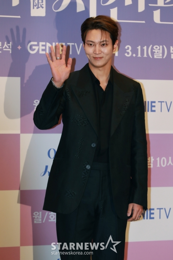 배우 주원이 11일 오후 서울 마포구 상암동 스탠포드 호텔에서 진행된 지니TV 새 드라마 '야한 사진관' 제작발표회에 참석해 포즈를 취하고 있다.  오직 죽은 자들을 위해 존재하는 귀객 전문 사진관의 까칠한 사진사와 열혈 변호사가 서늘한 밤 손님들과 생과 사를 오가며 펼치는 아찔하고도 기묘한 이야기 '야한 사진관'은 오늘(11일) 첫 방송된다. /2024.03.11 /사진=이동훈