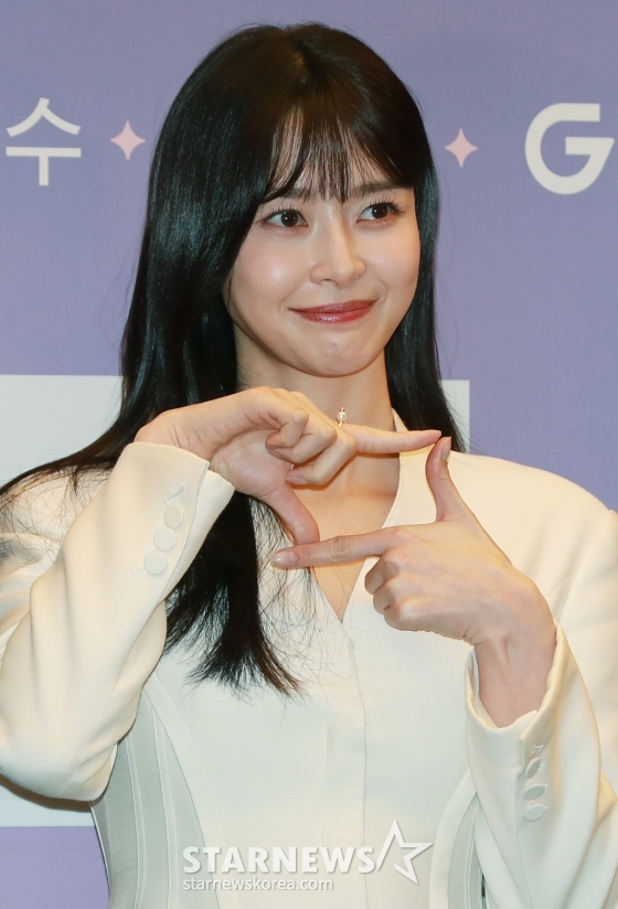 배우 권나라가 11일 오후 서울 마포구 상암동 스탠포드 호텔에서 진행된 지니TV 새 드라마 '야한 사진관' 제작발표회에 참석해 포즈를 취하고 있다.  오직 죽은 자들을 위해 존재하는 귀객 전문 사진관의 까칠한 사진사와 열혈 변호사가 서늘한 밤 손님들과 생과 사를 오가며 펼치는 아찔하고도 기묘한 이야기 '야한 사진관'은 오늘(11일) 첫 방송된다. /2024.03.11 /사진=이동훈