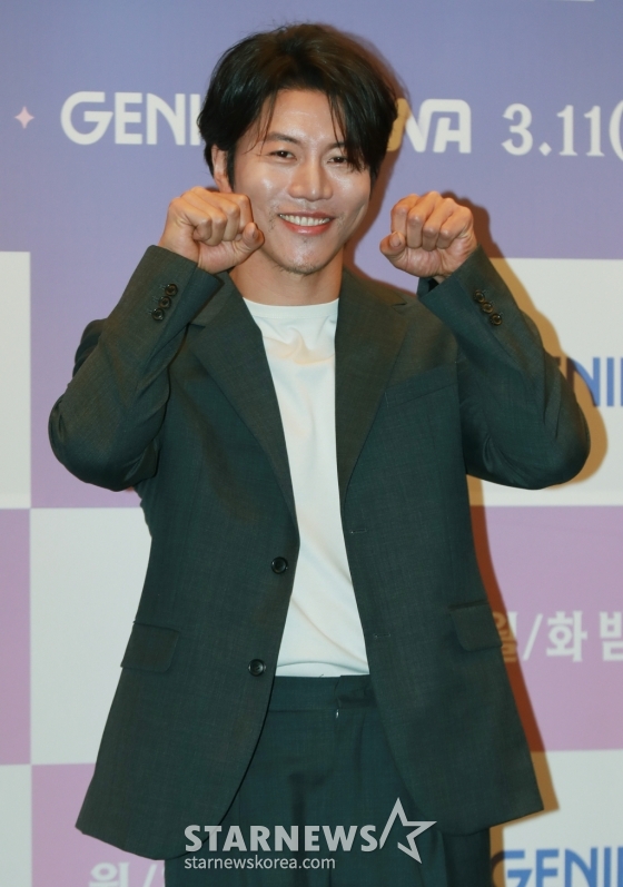 배우 음문석이 11일 오후 서울 마포구 상암동 스탠포드 호텔에서 진행된 지니TV 새 드라마 '야한 사진관' 제작발표회에 참석해 포즈를 취하고 있다.  오직 죽은 자들을 위해 존재하는 귀객 전문 사진관의 까칠한 사진사와 열혈 변호사가 서늘한 밤 손님들과 생과 사를 오가며 펼치는 아찔하고도 기묘한 이야기 '야한 사진관'은 오늘(11일) 첫 방송된다. /2024.03.11 /사진=이동훈