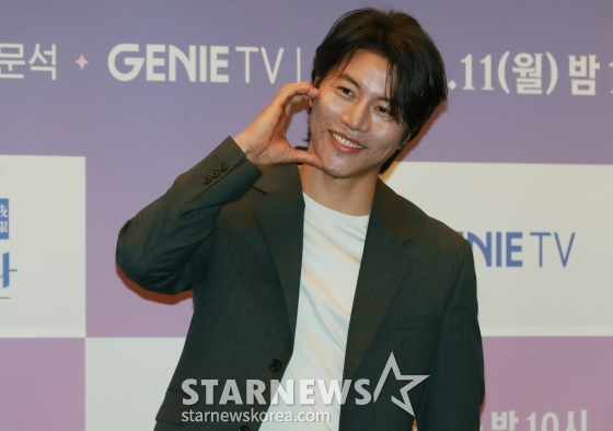 배우 음문석이 11일 오후 서울 마포구 상암동 스탠포드 호텔에서 진행된 지니TV 새 드라마 '야한 사진관' 제작발표회에 참석해 포즈를 취하고 있다.  오직 죽은 자들을 위해 존재하는 귀객 전문 사진관의 까칠한 사진사와 열혈 변호사가 서늘한 밤 손님들과 생과 사를 오가며 펼치는 아찔하고도 기묘한 이야기 '야한 사진관'은 오늘(11일) 첫 방송된다. /2024.03.11 /사진=이동훈