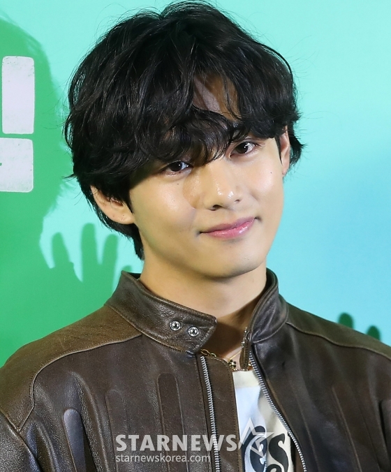 방탄소년단 뷔가 24일 오후 서울 강남구 삼성동 메가박스 코엑스에서 진행된 영화 '드림' VIP 시사회에 참석해 포즈를 취하고 있다.  '드림'은 개념 없는 전직 축구선수 홍대(박서준 분)와 열정 없는 PD 소민(아이유 분)이 집 없는 오합지졸 국대 선수들과 함께 불가능한 꿈에 도전하는 이야기를 그린 영화. 오는 26일 개봉. 2023.04.24