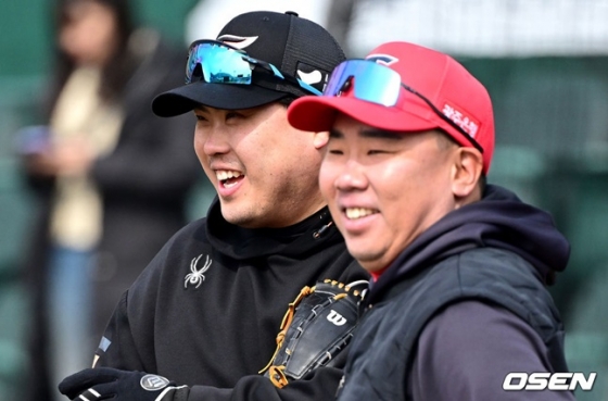 한화 이글스 투수 류현진(왼쪽)이 11일 대전 한화생명이글스파크에서 열린 KIA 타이거즈와 2024 신한 SOL 뱅크 KBO 시범경기를 앞두고 이범호 KIA 감독을 찾아 반갑게 대화를 나누고 있다.