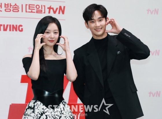 배우 김지원, 김수현이 7일 오전 서울 라마다신도림 호텔에서 진행된 tvN 토일드라마 '눈물의 여왕' 제작발표회에 참석해 포즈를 취하고 있다. 퀸즈 그룹 재벌 3세인 '백화점의 여왕' 홍해인과 용두리 이장 아들인 '슈퍼마켓 왕자' 백현우 3년차 부부의 아찔한 위기와 기적처럼 다시 시작되는 사랑 이야기 '눈물의 여왕'은 오는 9일 첫 방송된다. /2024.03.07 /사진=이동훈