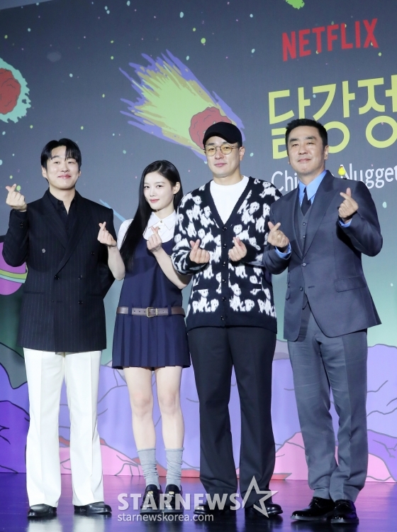 이병헌 감독(왼쪽 세번째), 배우 안재홍, 김유정, 류승룡이 13일 오전 서울 광진구 건대입구 롯데시네마에서 진행된 넷플릭스 시리즈 '닭강정' 제작발표회에 참석해 포즈를 취하고 있다. '닭강정'은 의문의 기계에 들어갔다가 닭강정으로 변한 딸 민아(김유정 분)를 되돌리기 위한 아빠 선만(류승룡 분)과 그녀를 짝사랑하는 백중(안재홍 분)의 신계(鷄)념 코믹 미스터리 추적극이다. 오는 15일 공개. 2024.03.13 /사진=김창현