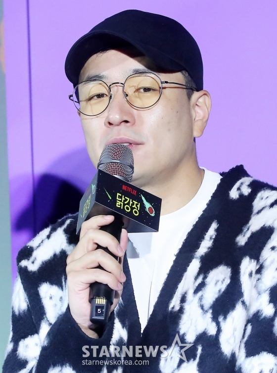 이병헌 감독이 13일 오전 서울 광진구 건대입구 롯데시네마에서 진행된 넷플릭스 시리즈 '닭강정' 제작발표회에 참석해 인사말을 하고 있다. '닭강정'은 의문의 기계에 들어갔다가 닭강정으로 변한 딸 민아(김유정 분)를 되돌리기 위한 아빠 선만(류승룡 분)과 그녀를 짝사랑하는 백중(안재홍 분)의 신계(鷄)념 코믹 미스터리 추적극이다. 오는 15일 공개. 2024.03.13 /사진=김창현