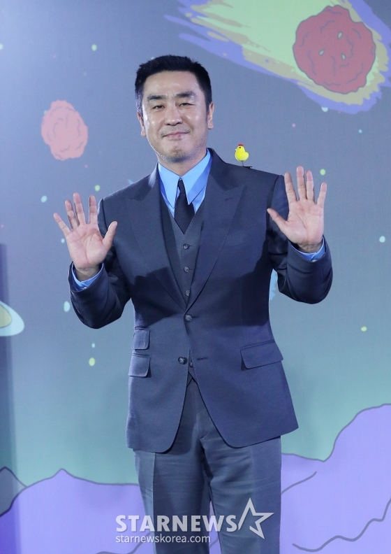 배우 류승룡이 13일 오전 서울 광진구 건대입구 롯데시네마에서 진행된 넷플릭스 시리즈 '닭강정' 제작발표회에 참석해 포즈를 취하고 있다. '닭강정'은 의문의 기계에 들어갔다가 닭강정으로 변한 딸 민아(김유정 분)를 되돌리기 위한 아빠 선만(류승룡 분)과 그녀를 짝사랑하는 백중(안재홍 분)의 신계(鷄)념 코믹 미스터리 추적극이다. 오는 15일 공개. 2024.03.13 /사진=김창현
