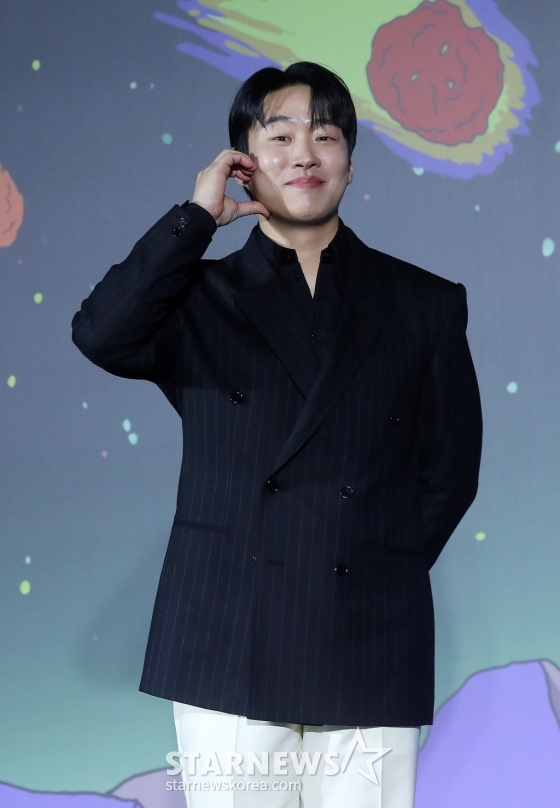 배우 안재홍이 13일 오전 서울 광진구 건대입구 롯데시네마에서 진행된 넷플릭스 시리즈 '닭강정' 제작발표회에 참석해 포즈를 취하고 있다. '닭강정'은 의문의 기계에 들어갔다가 닭강정으로 변한 딸 민아(김유정 분)를 되돌리기 위한 아빠 선만(류승룡 분)과 그녀를 짝사랑하는 백중(안재홍 분)의 신계(鷄)념 코믹 미스터리 추적극이다. 오는 15일 공개. 2024.03.13 /사진=김창현