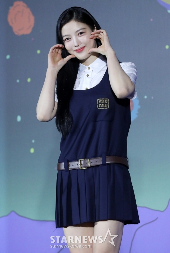 배우 김유정이 13일 오전 서울 광진구 건대입구 롯데시네마에서 진행된 넷플릭스 시리즈 '닭강정' 제작발표회에 참석해 포즈를 취하고 있다. '닭강정'은 의문의 기계에 들어갔다가 닭강정으로 변한 딸 민아(김유정 분)를 되돌리기 위한 아빠 선만(류승룡 분)과 그녀를 짝사랑하는 백중(안재홍 분)의 신계(鷄)념 코믹 미스터리 추적극이다. 오는 15일 공개. 2024.03.13 /사진=김창현