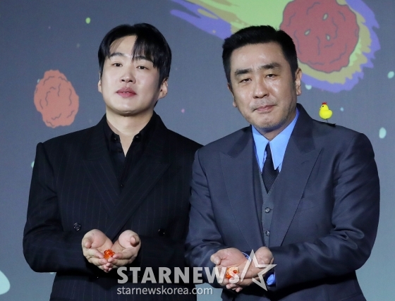 배우 안재홍, 류승룡이 13일 오전 서울 광진구 건대입구 롯데시네마에서 진행된 넷플릭스 시리즈 '닭강정' 제작발표회에 참석해 포즈를 취하고 있다. '닭강정'은 의문의 기계에 들어갔다가 닭강정으로 변한 딸 민아(김유정 분)를 되돌리기 위한 아빠 선만(류승룡 분)과 그녀를 짝사랑하는 백중(안재홍 분)의 신계(鷄)념 코믹 미스터리 추적극이다. 오는 15일 공개. 2024.03.13 /사진=김창현