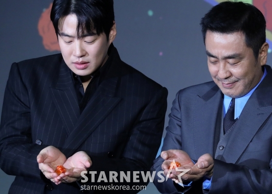 배우 안재홍, 류승룡이 13일 오전 서울 광진구 건대입구 롯데시네마에서 진행된 넷플릭스 시리즈 '닭강정' 제작발표회에 참석해 포즈를 취하고 있다. '닭강정'은 의문의 기계에 들어갔다가 닭강정으로 변한 딸 민아(김유정 분)를 되돌리기 위한 아빠 선만(류승룡 분)과 그녀를 짝사랑하는 백중(안재홍 분)의 신계(鷄)념 코믹 미스터리 추적극이다. 오는 15일 공개. 2024.03.13 /사진=김창현