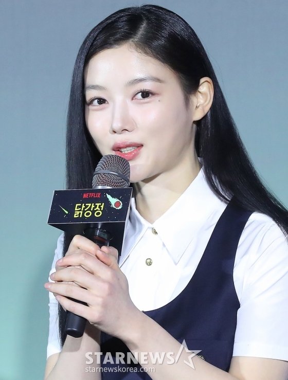 배우 김유정이 13일 오전 서울 광진구 건대입구 롯데시네마에서 진행된 넷플릭스 시리즈 '닭강정' 제작발표회에 참석해 인사말을 하고 있다. '닭강정'은 의문의 기계에 들어갔다가 닭강정으로 변한 딸 민아(김유정 분)를 되돌리기 위한 아빠 선만(류승룡 분)과 그녀를 짝사랑하는 백중(안재홍 분)의 신계(鷄)념 코믹 미스터리 추적극이다. 오는 15일 공개. 2024.03.13 /사진=김창현
