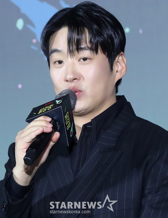 배우 안재홍이 13일 오전 서울 광진구 건대입구 롯데시네마에서 진행된 넷플릭스 시리즈 '닭강정' 제작발표회에 참석해 인사말을 하고 있다. '닭강정'은 의문의 기계에 들어갔다가 닭강정으로 변한 딸 민아(김유정 분)를 되돌리기 위한 아빠 선만(류승룡 분)과 그녀를 짝사랑하는 백중(안재홍 분)의 신계(鷄)념 코믹 미스터리 추적극이다. 오는 15일 공개. 2024.03.13 /사진=김창현