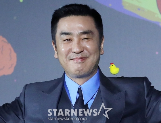 배우 류승룡이 13일 오전 서울 광진구 건대입구 롯데시네마에서 진행된 넷플릭스 시리즈 '닭강정' 제작발표회에 참석해 포즈를 취하고 있다. '닭강정'은 의문의 기계에 들어갔다가 닭강정으로 변한 딸 민아(김유정 분)를 되돌리기 위한 아빠 선만(류승룡 분)과 그녀를 짝사랑하는 백중(안재홍 분)의 신계(鷄)념 코믹 미스터리 추적극이다. 오는 15일 공개. 2024.03.13 /사진=김창현