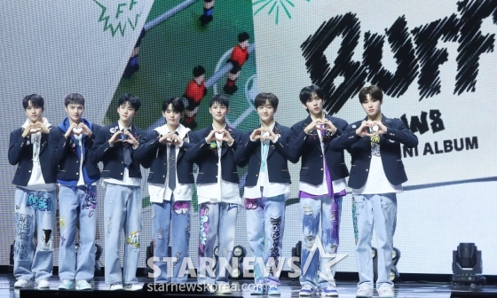 그룹 루네이트(LUN8)가 13일 오후 서울 광진구 예스24 라이브홀에서 진행된 두 번째 미니앨범 'BUFF'(버프) 발매 기념 쇼케이스에 참석해 포즈를 취하고 있다.  루네이트의 이번 앨범에는 타이틀곡 'SUPER POWER'를 포함해 완성도 높은 총 6곡이 수록된 만큼 루네이트의 한층 더 업그레이드된 음악성을 만나볼 수 있다. 2024.03.13 /사진=김창현